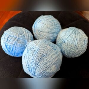 Yarn 4 balls, soft blue Large balls 589g total. The Texture is soft.